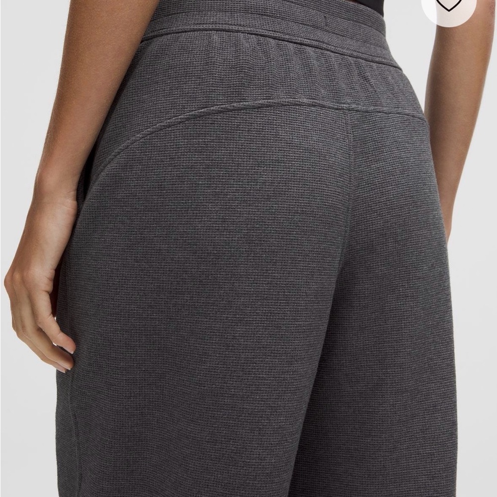 lululemon athletica Scuba Mid-rise Wide-leg pant waffle. Heathered graphite grey - Picture 5 of 7